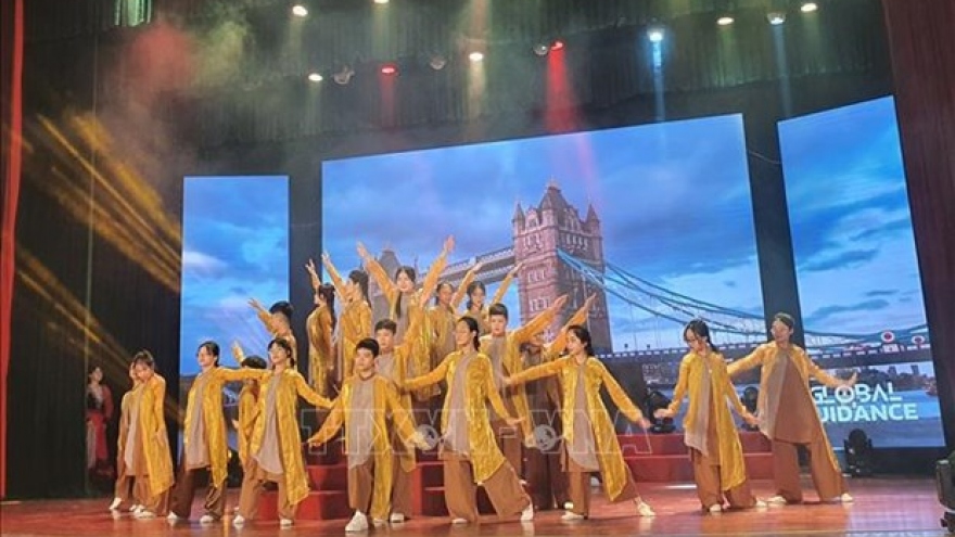 Vietnam-UK ties shine at friendship dance festival