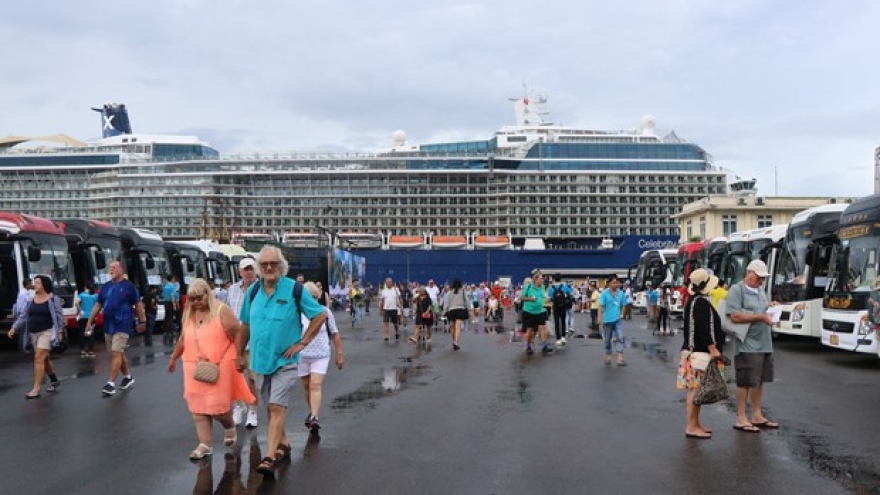 Luxury cruise ship brings 3,000 tourists to central localities