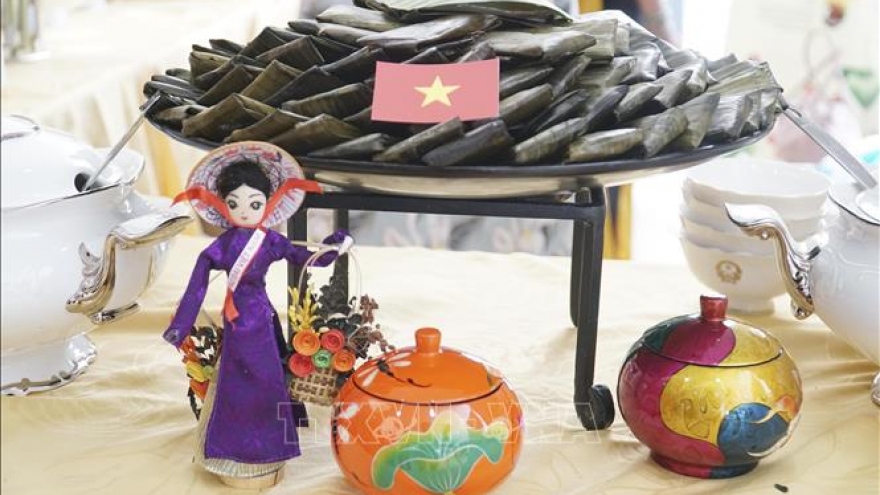 Vietnamese culture promoted to international friends in Laos