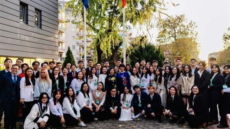 Vietnamese students in Hungary urged to promote national images