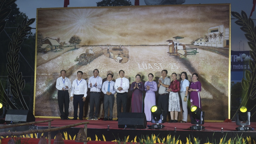 Xác lập kỷ lục Việt Nam “Bức tranh lớn nhất Việt Nam được làm từ gạo ST”