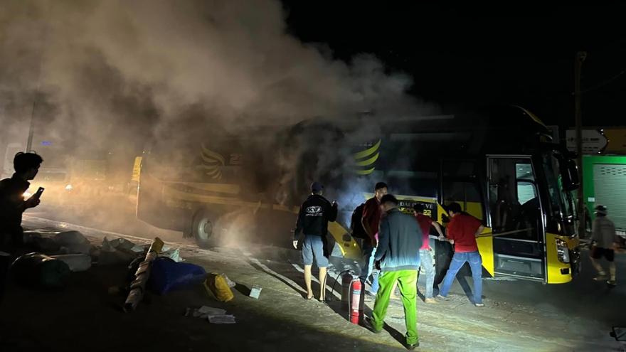 Xe giường nằm bốc cháy ở Bình Phước, hàng chục hành khách hoảng loạn