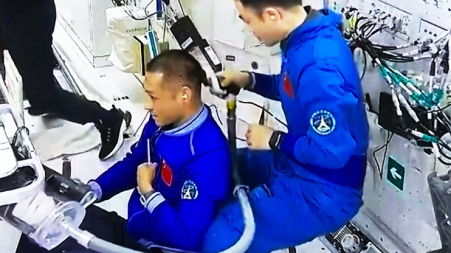 Video phi hành gia Trung Quốc cắt tóc, gội đầu trên Trạm vũ trụ Thiên Cung