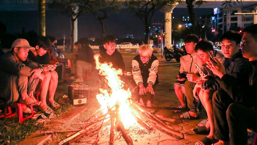 Hanoians seek to stay warm as nighttime temperature falls to 12