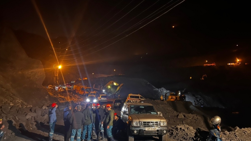 Coal mine collapse leaves seven injured, one missing