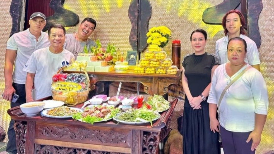Chuyện showbiz: Việt Hương làm đám giỗ 3 năm cho Chí Tài tại sân khấu