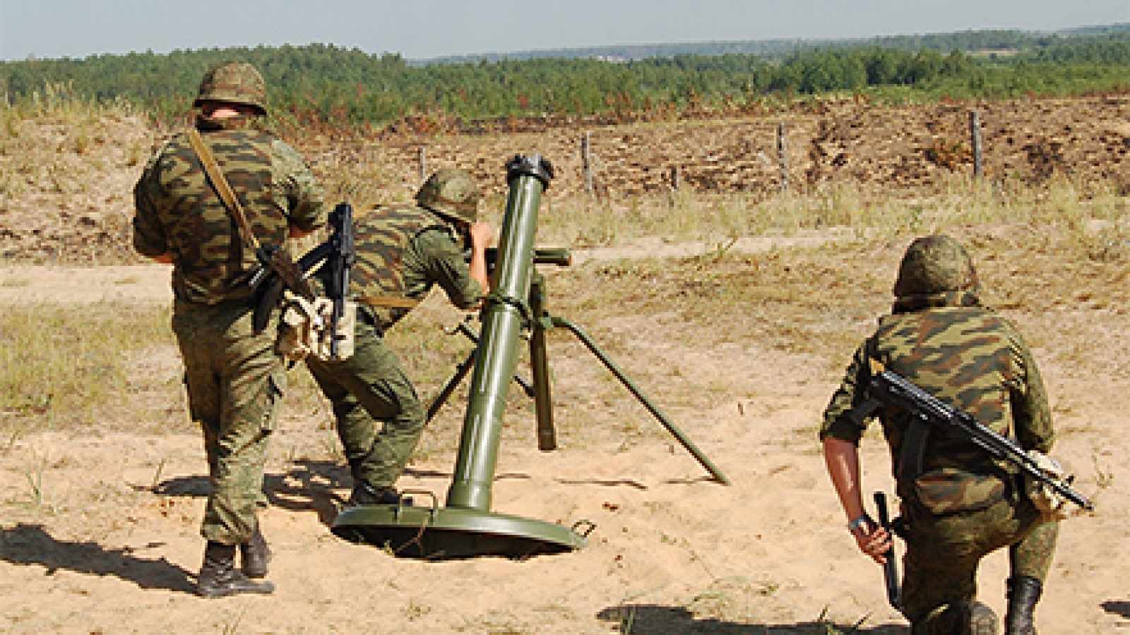 Súng cối 2B11 của Nga khai hỏa bắn nổ xe bọc thép Ukraine