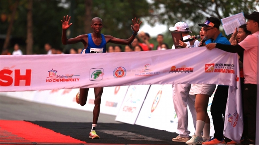 Oanh wins, secures PB at Techcombank HCM City International Marathon 2023