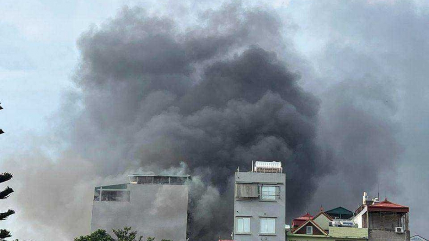 Cháy lớn tại cửa hàng phế liệu ở Trung Văn, Hà Nội