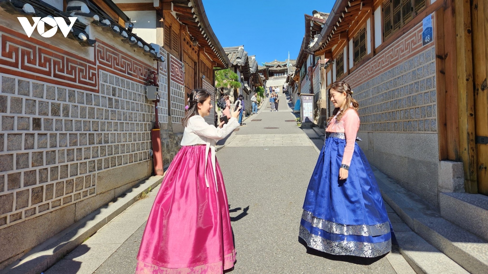 China and the RoK to loosen visa policy for Vietnamese tourists