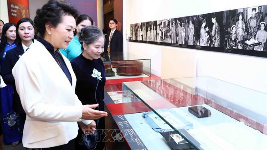 Spouses of Vietnamese, Chinese Party leaders visit Vietnamese Women's Museum