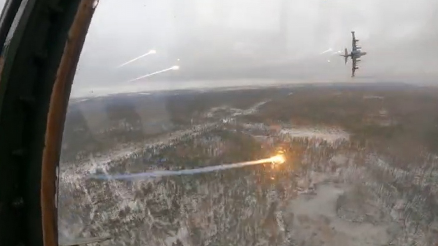 Su-25 Nga bay tầm thấp, tấn công chính xác mục tiêu Ukraine ở Krasny Liman