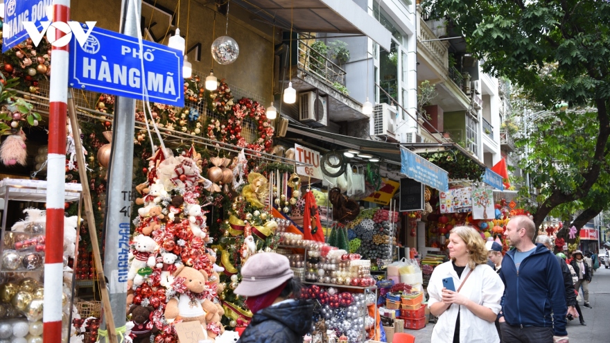 Busy atmosphere descends on Hanoi’s Old Quarter for Christmas