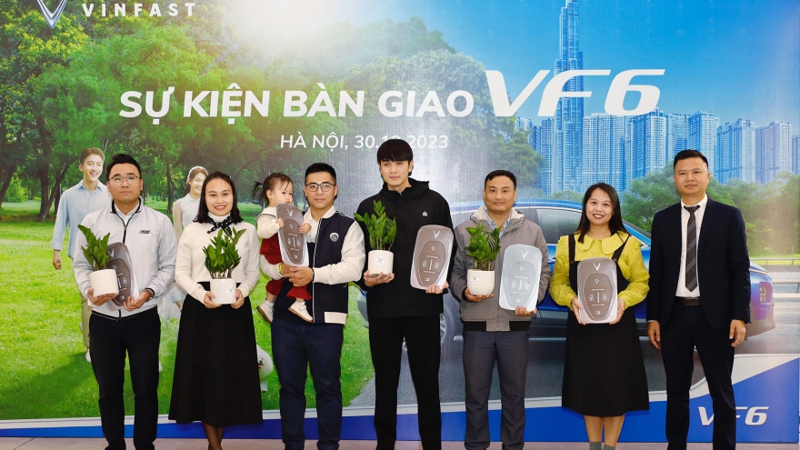 VinFast bàn giao lô xe VF6 đầu tiên tới khách hàng