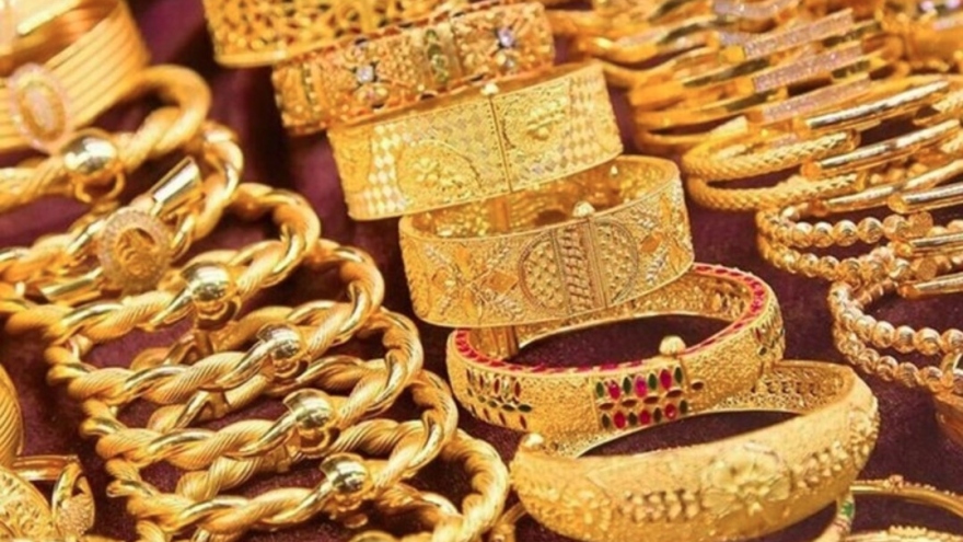 Domestic gold prices hit new record high