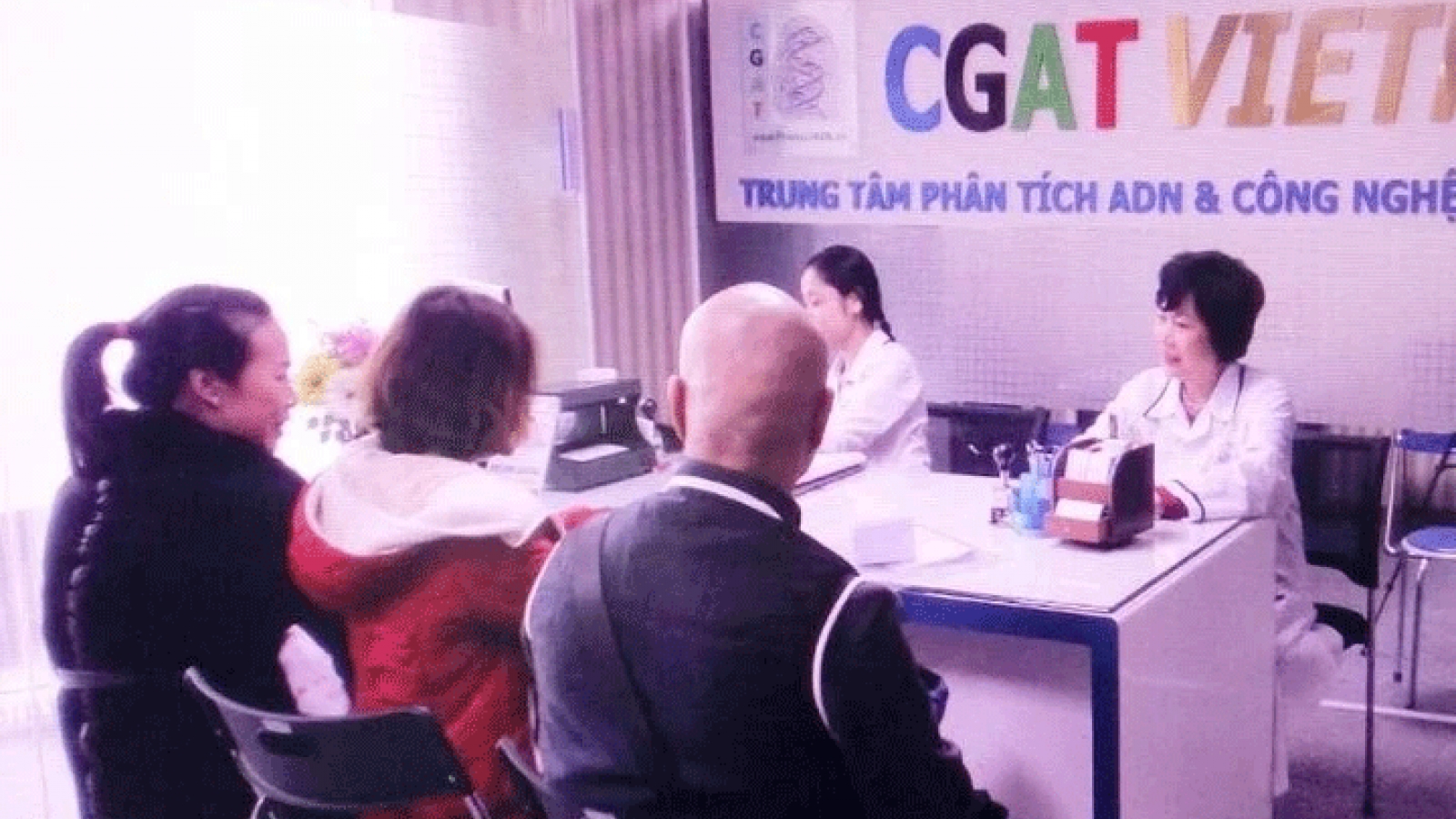 Phát hiện chồng "ăn vụng" với osin, vợ làm điều không tưởng