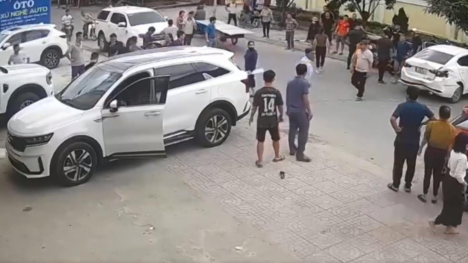Clip nữ tài xế lùi xe đâm hàng loạt xe máy