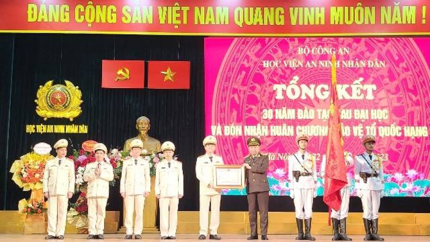 Bộ trưởng Tô Lâm trao Huân chương Bảo vệ Tổ quốc cho Học viện An ninh Nhân dân