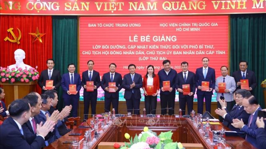 Bế giảng lớp bồi dưỡng, cập nhật kiến thức cho lãnh đạo các địa phương