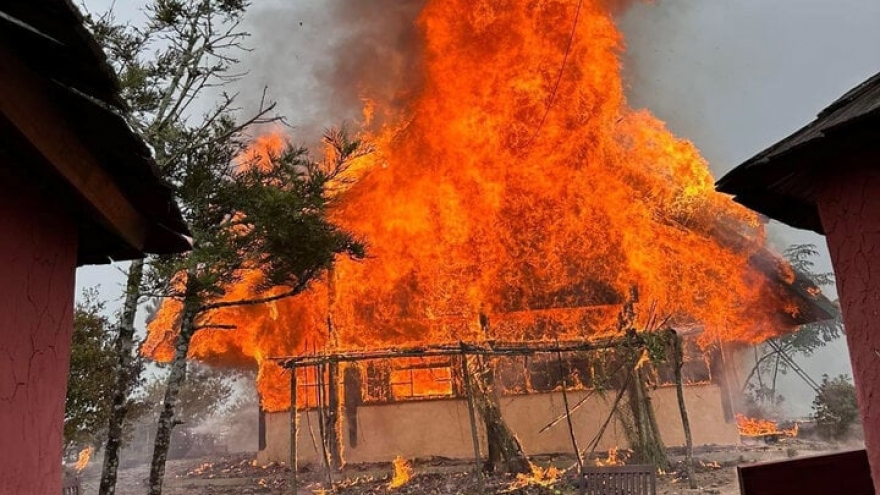 Video: Lửa cháy ngùn ngụt, khói bốc cao tại căn bungalow ở Sa Pa