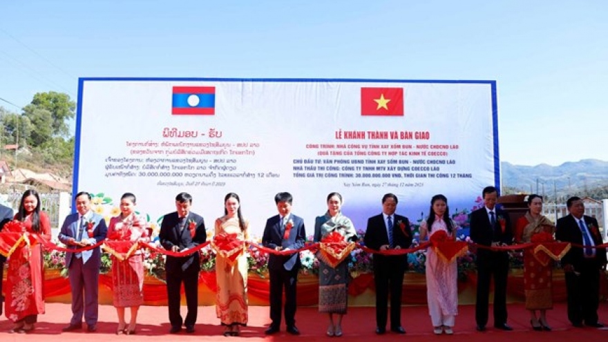 Vietnamese corporation presents apartment building to Lao province