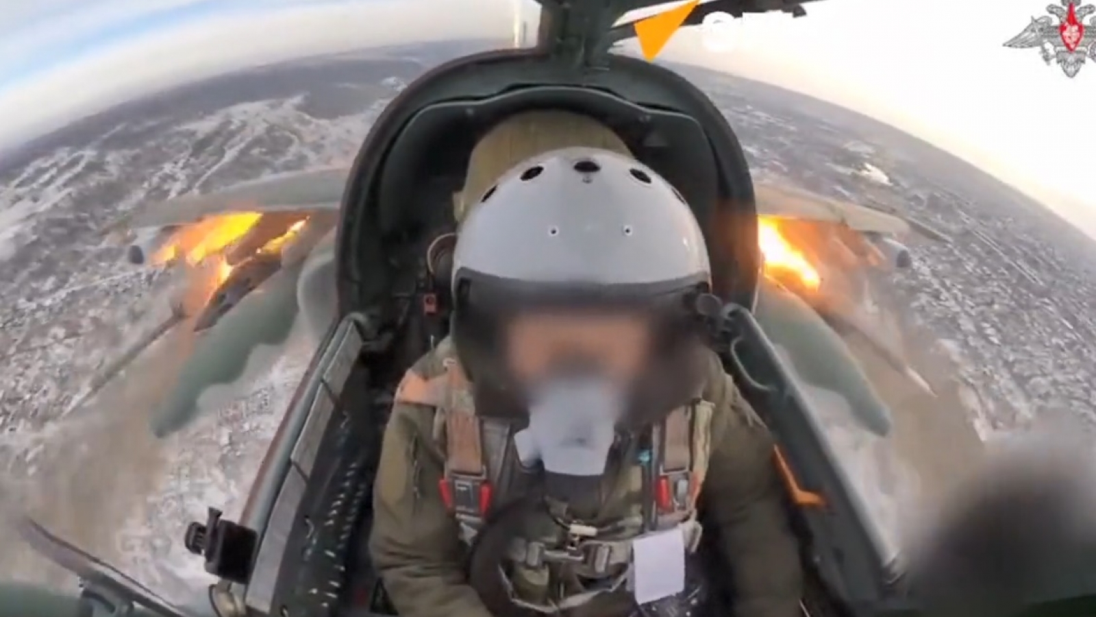 Cường kích Nga Su-25 bay sát mặt đất và nã rocket dồn dập vào vị trí Ukraine