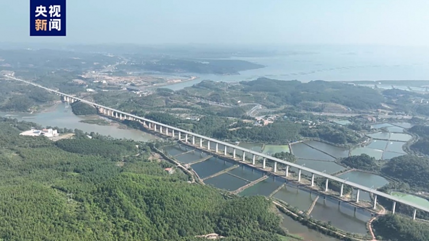 Trung Quốc khai trương tuyến đường sắt cao tốc tới sát biên giới Việt Nam