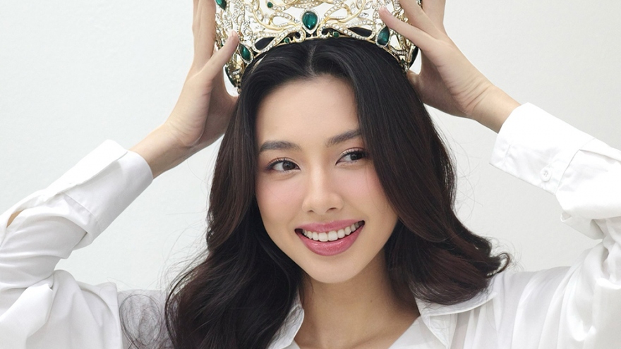 Hoa hậu Thuỳ Tiên đẹp dịu dàng trong bộ ảnh kỷ niệm 2 năm đăng quang