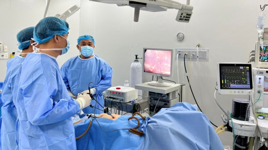 Bệnh viện quân y 120 phẫu thuật thành công cho thai phụ có 77 viên sỏi túi mật
