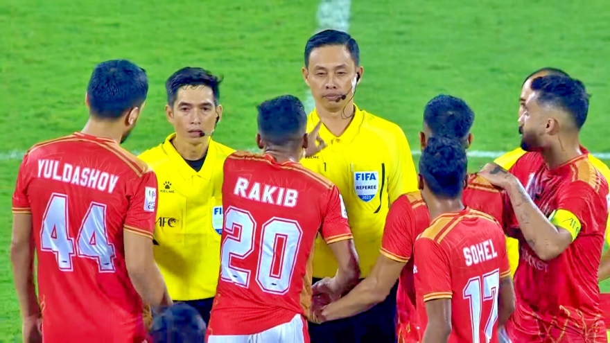 Trọng tài Ngô Duy Lân bị “bao vây” khi làm nhiệm vụ ở AFC Cup