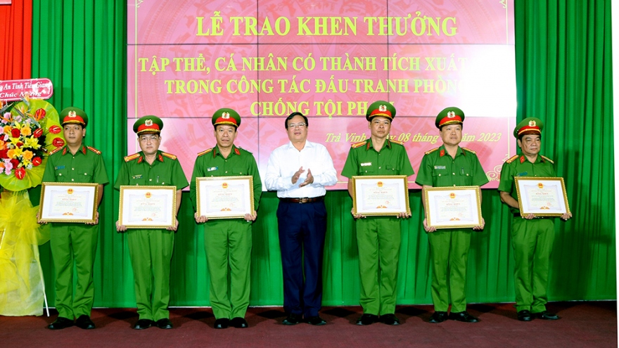 Khen thưởng tập thể, cá nhân phá nhanh vụ cướp tiệm vàng ở Trà Vinh