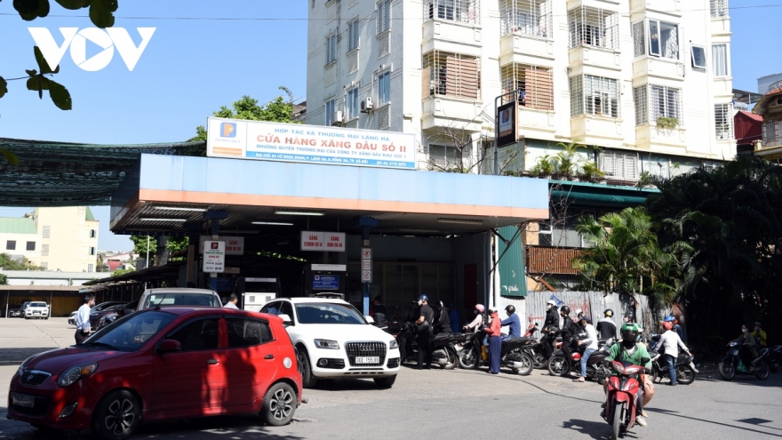 Retail petrol prices record sharp decrease to VND22,000 per litre