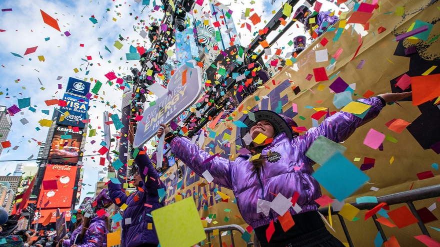 Quảng trường Thời đại ngập tràn “hoa giấy ước nguyện” trước thềm Năm mới