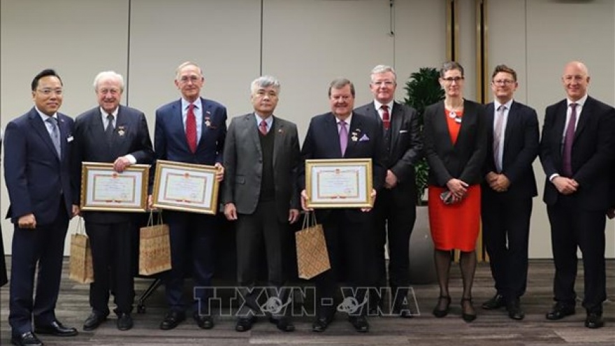 British friendship organisation co-founders awarded Vietnamese medals