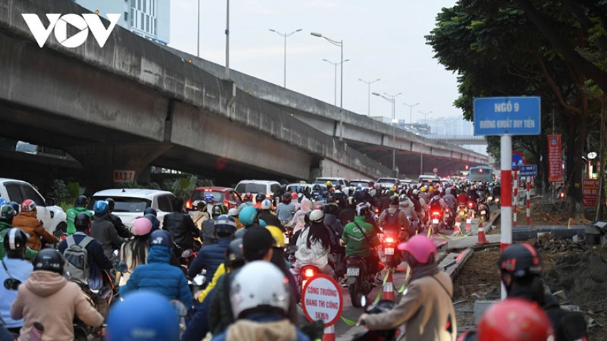 Hà Nội ùn tắc do hạ tầng "chới với" đuổi theo tốc độ tăng phương tiện cá nhân?