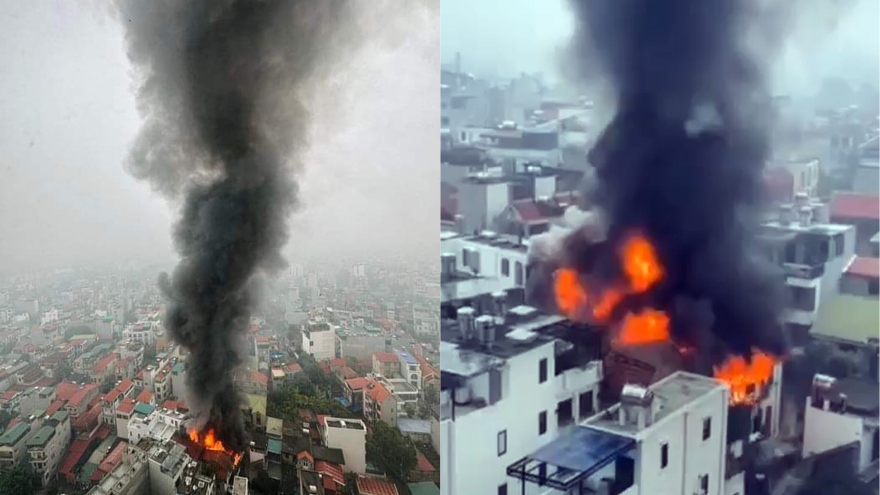 Cháy ngùn ngụt trên tầng tum nhà dân ở Long Biên, Hà Nội