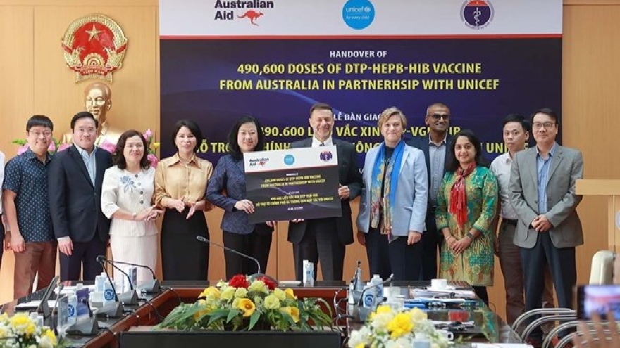 Australia gives Vietnam over 490,000 vaccine doses