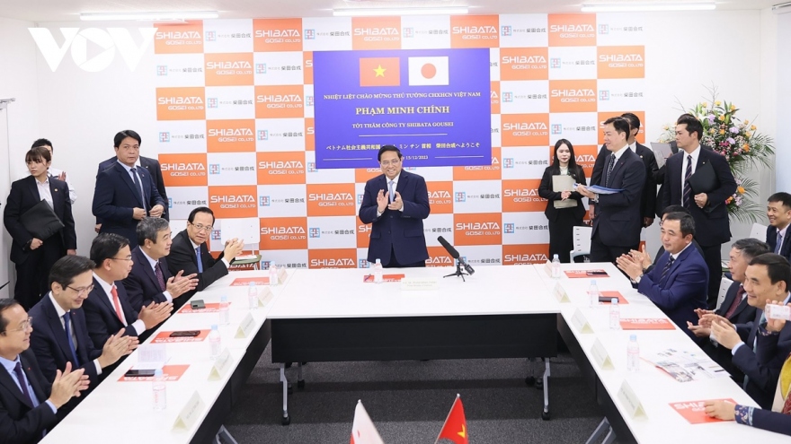Vietnamese PM calls at Shibata Gousei Company in Japan