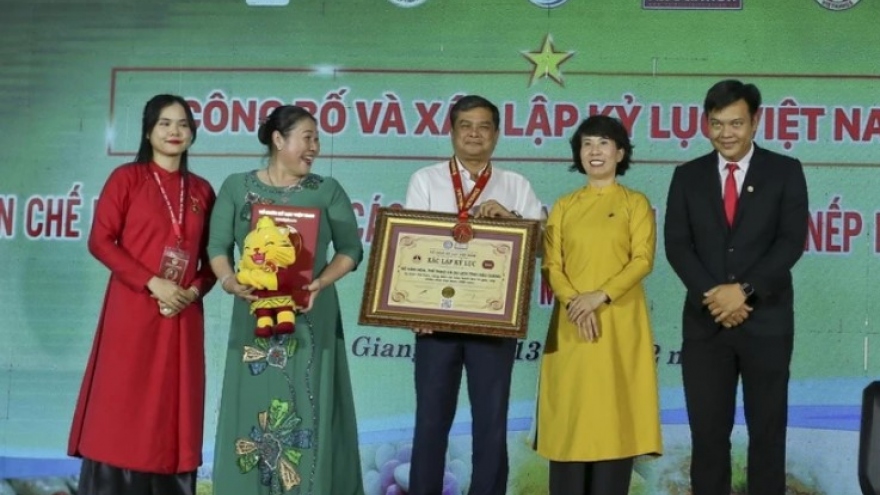 200 cakes made from rice and sticky rice set Vietnamese record