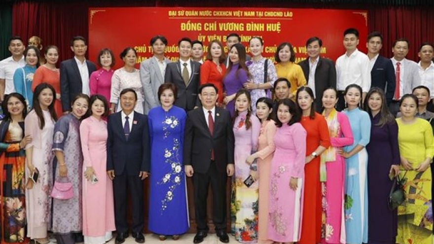 NA Chairman meets Vietnamese community in Laos