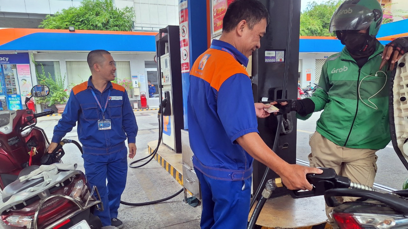 Giá xăng giảm, giá dầu tăng từ 15h00 chiều nay 25/9