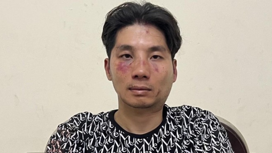 Cầm dao vào quán cướp tiền, đâm bị thương công an ở Hà Nội