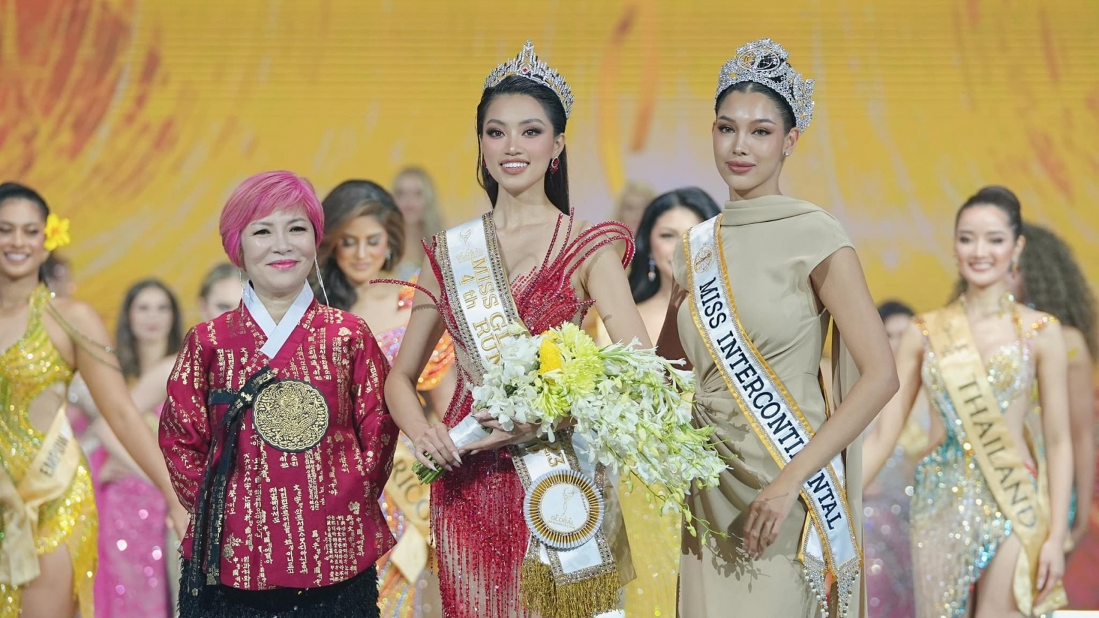 Chuyện showbiz: Á hậu Đoàn Thu Thuỷ bị fan quốc tế chỉ trích
