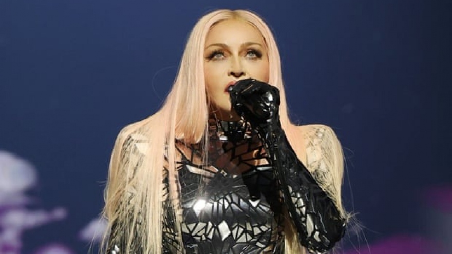 Madonna đáp trả vụ kiện biểu diễn muộn