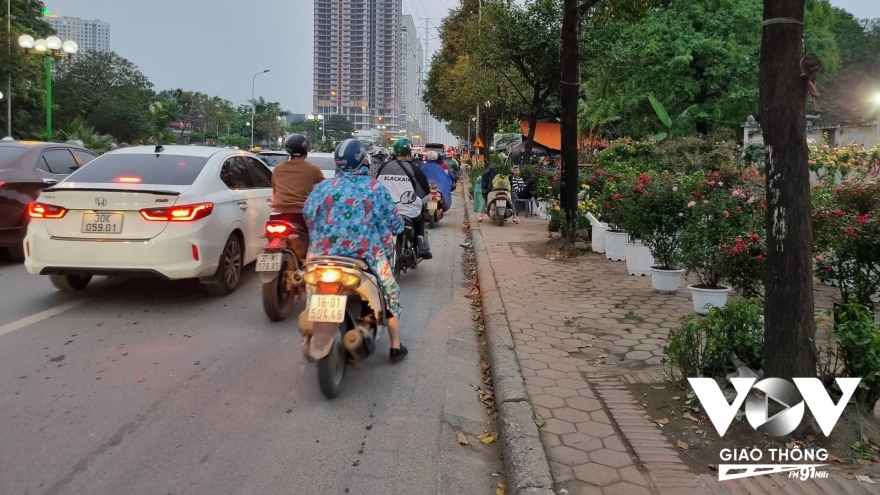 Chợ hoa xuân: Đến hẹn lại tắc