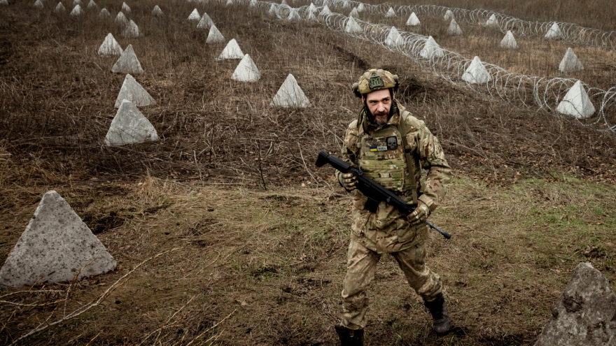Cận cảnh tuyến phòng thủ răng rồng mới của Ukraine