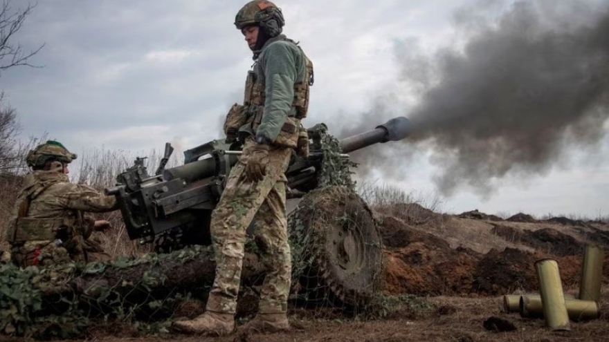 Ukraine đặt cược vào thế phòng thủ khi Nga tấn công áp đảo tứ bề