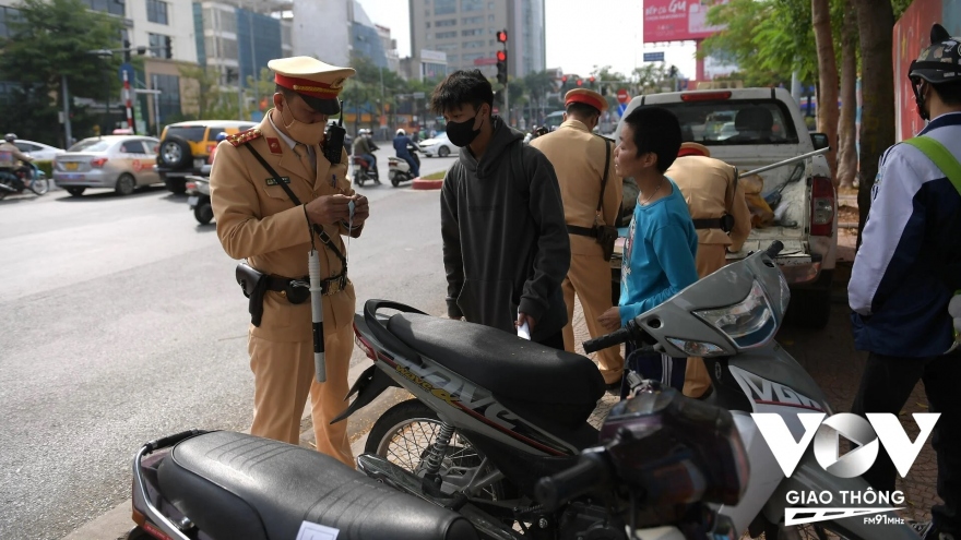 Thiếu giấy tờ, mời cha mẹ học sinh vi phạm giao thông tới làm việc