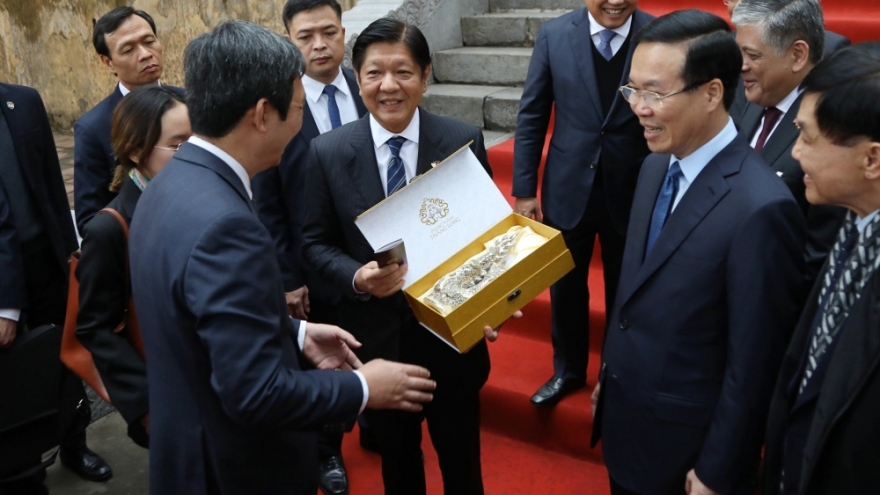 Vietnamese and Philippine Presidents tour Thang Long Imperial Citadel