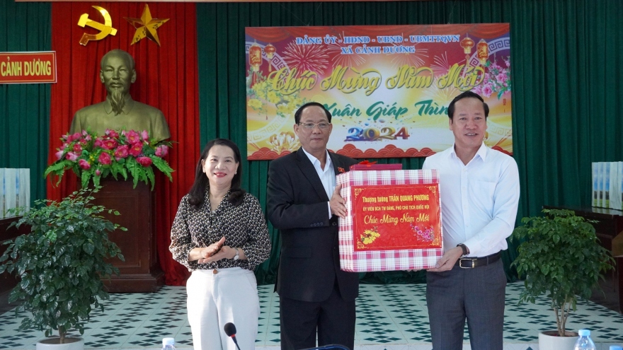Phó CTQH Trần Quang Phương chúc tết, tặng quà người nghèo tỉnh Quảng Bình
